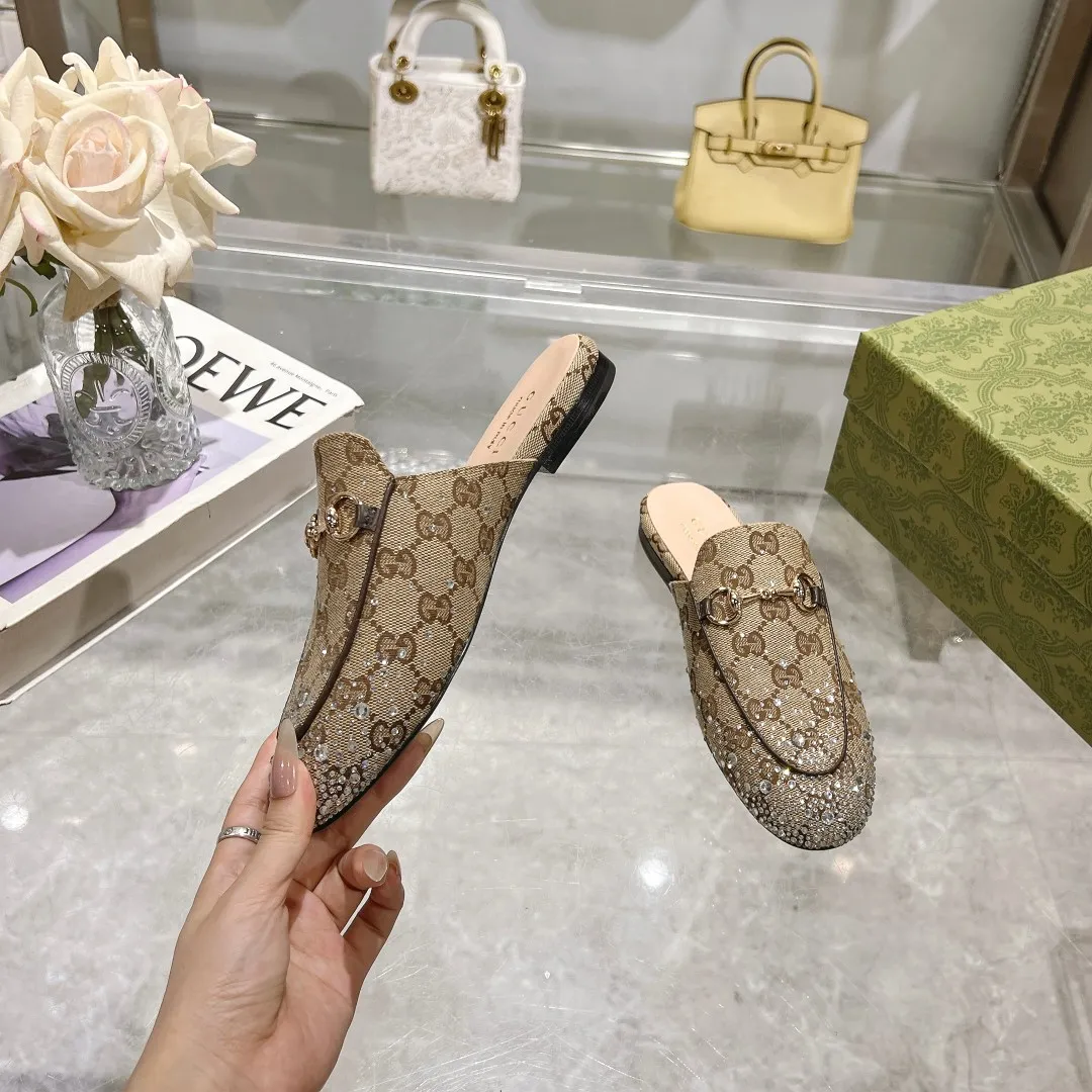 👟👟Ex-factory price 560👟👟 1819-1 Black G diamond (35-41) (40/41 custom-made) As an outstanding representative of Gucci’s design heritage, the Jordaan series of loafers with horsebit buckles vividly highlight the classic and elegant style. Crafted from the brand's signature monogram canvas, this shoe is timeless. Made from soft material and with a refined, smooth silhouette, these shoes are a perfect expression of everyday elegance. Black GG Canvas Women Light Gold Tone Hardware Horsebit Faceted Crystal Detail Leather Sole Flat
